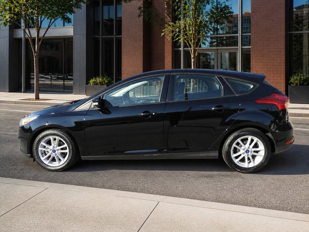 Used 2018 Ford Focus SE w/ Cold Weather Package FWD image 1