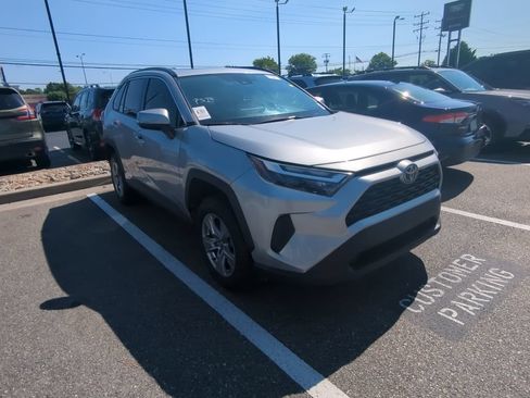 Used 2022 Toyota RAV4 XLE w/ Convenience Package FWD image 1