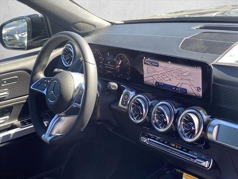 Used 2025 Mercedes-Benz GLB 250 image 25