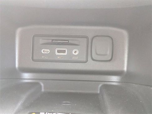 Used 2023 Chevrolet Equinox Premier image 23