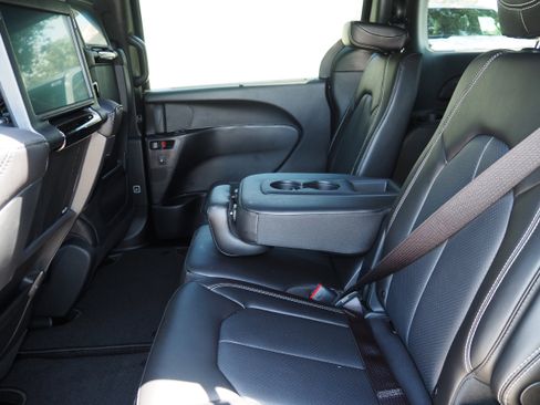 New 2025 Chrysler Pacifica Select w/ Uconnect Theater Family Group image 15