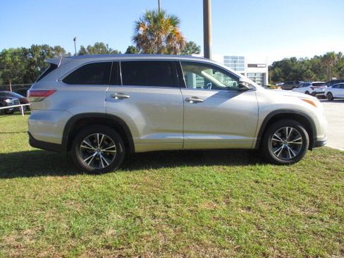 Used 2016 Toyota Highlander XLE image 2