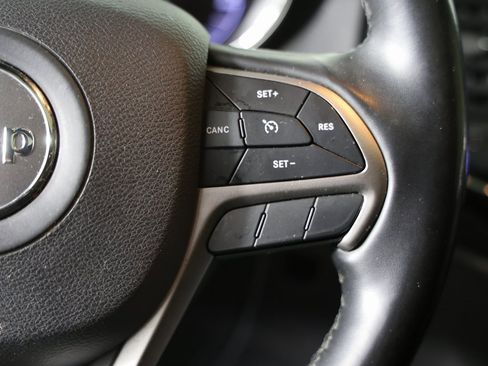 Used 2020 Jeep Grand Cherokee Limited w/ Luxury Group II image 16