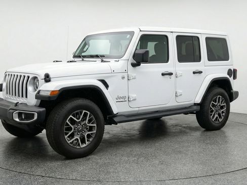 Used 2025 Jeep Wrangler Sahara image 3