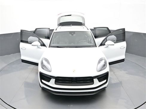 Used 2024 Porsche Macan w/ Premium Plus Package image 30