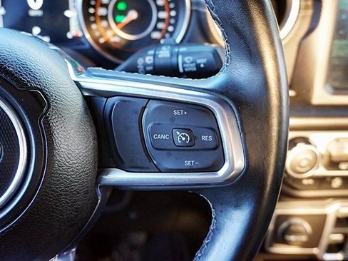 Used 2018 Jeep Wrangler Unlimited Sahara image 38