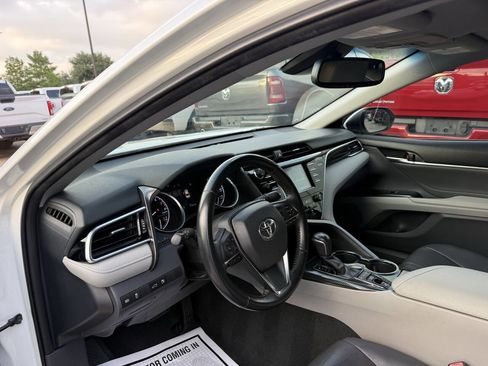 Used 2018 Toyota Camry XLE FWD image 6
