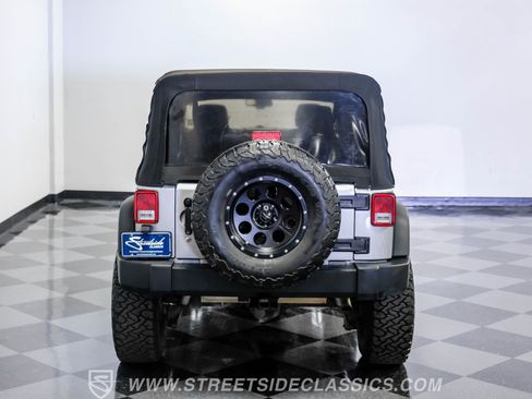 Used 2015 Jeep Wrangler Unlimited Rubicon w/ Connectivity Group image 36