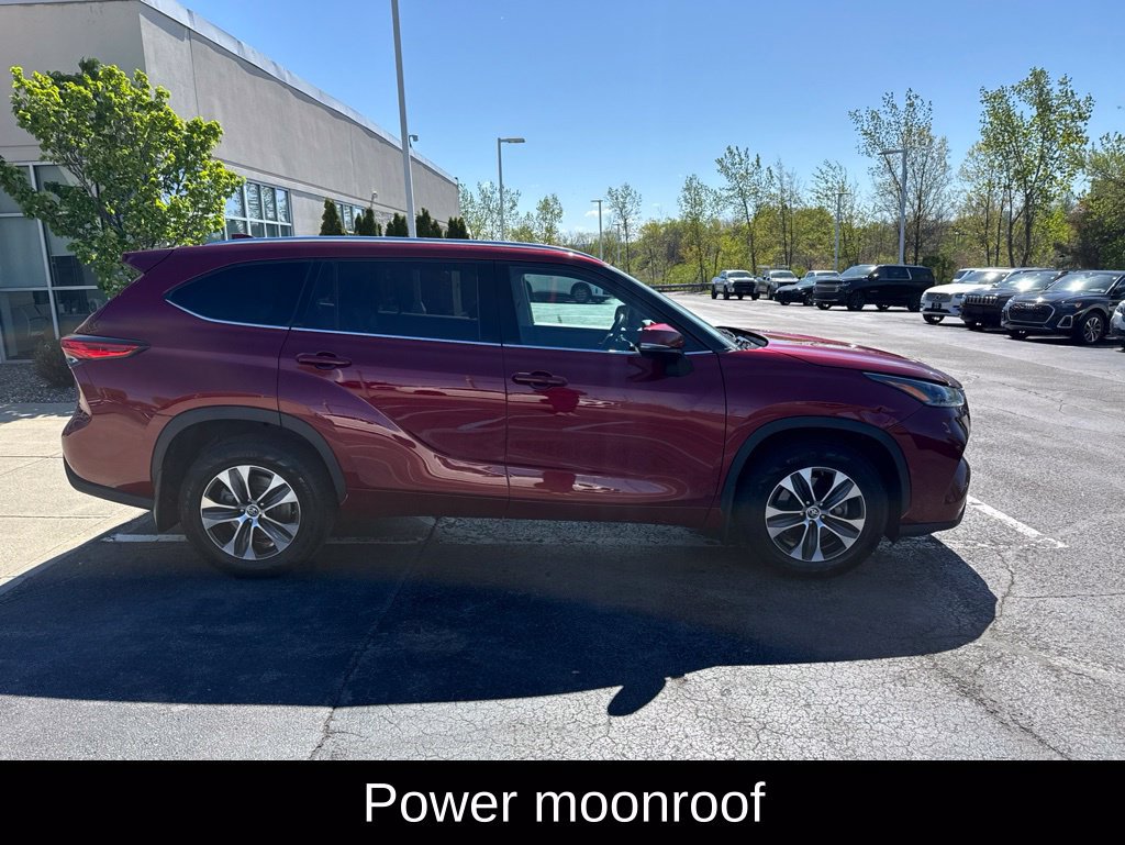 Used 2021 Toyota Highlander XLE AWD/4WD image 2