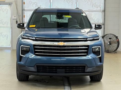 Used 2025 Chevrolet Traverse LT FWD image 2