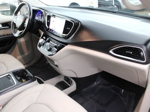 Used 2021 Chrysler Pacifica Touring-L FWD image 13