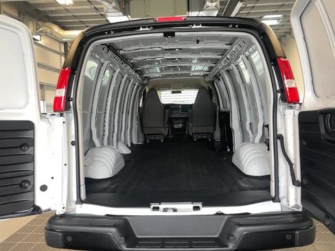 Used 2025 GMC Savana 3500 Extended RWD image 6