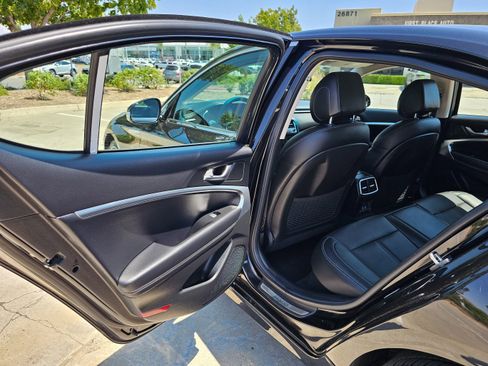 Used 2025 Genesis G70 2.5T image 17