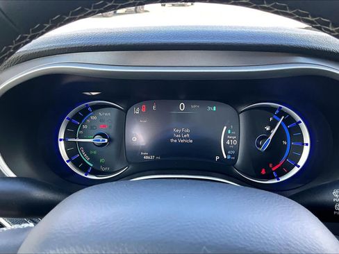 Used 2024 Chrysler Pacifica Limited FWD image 26