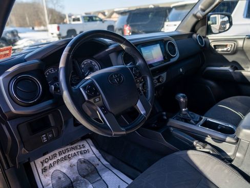 Used 2018 Toyota Tacoma TRD Sport w/ Technology Package image 20