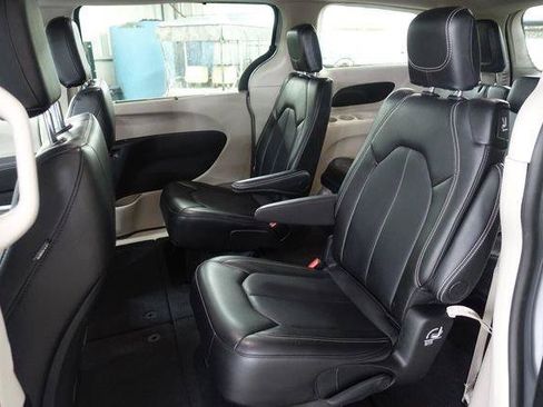 Used 2024 Chrysler Pacifica Touring-L FWD image 18