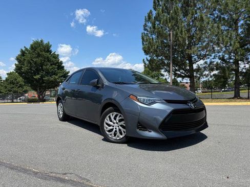Used 2018 Toyota Corolla LE FWD image 2