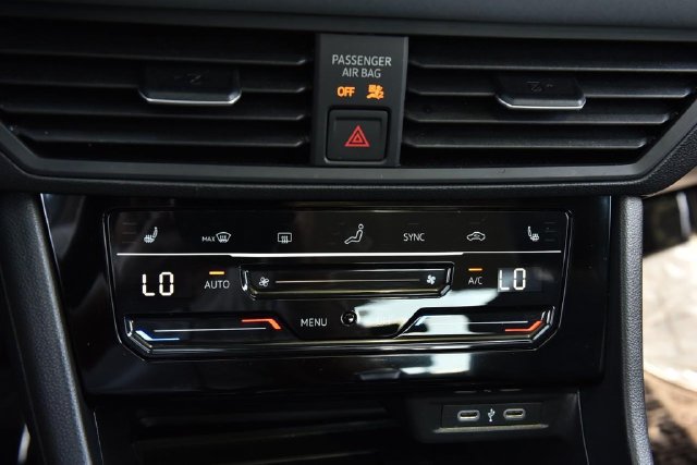 Used 2025 Volkswagen Jetta SE w/ Sunroof Package FWD image 15