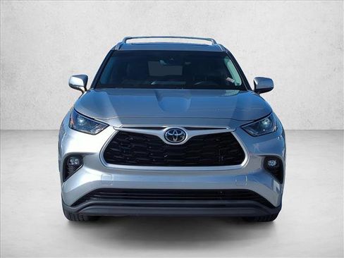 Used 2023 Toyota Highlander XLE image 2