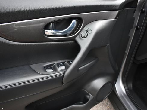 Used 2019 Nissan Rogue SV AWD/4WD image 18
