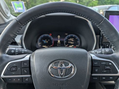 Used 2023 Toyota Highlander Platinum AWD/4WD image 25