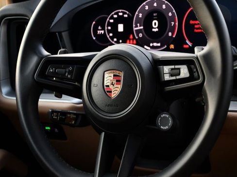 Used 2025 Porsche Cayenne image 21