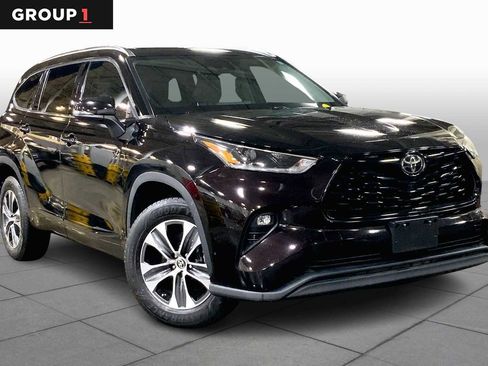 Certified 2021 Toyota Highlander XLE image 3
