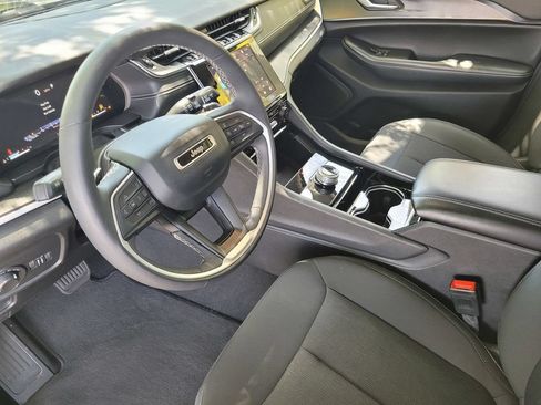 Used 2023 Jeep Grand Cherokee Laredo w/ Luxury Tech Group I AWD/4WD image 18