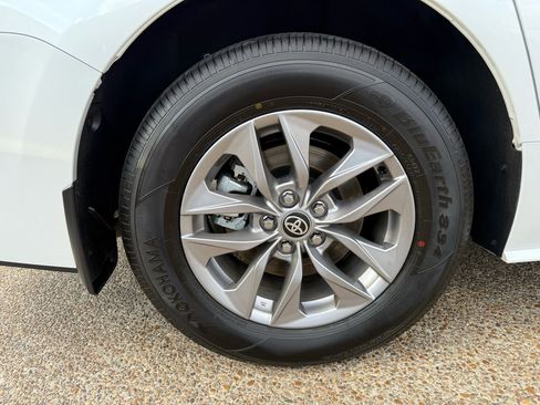 Used 2025 Toyota Sienna XLE image 7