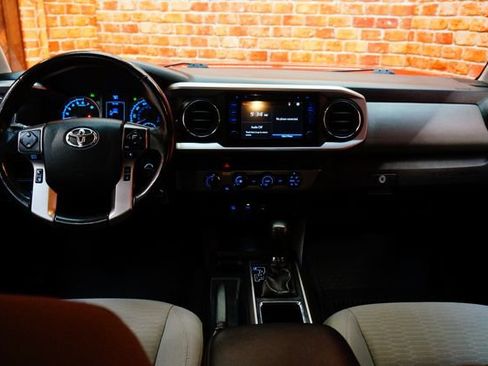 Used 2019 Toyota Tacoma SR5 AWD/4WD image 10