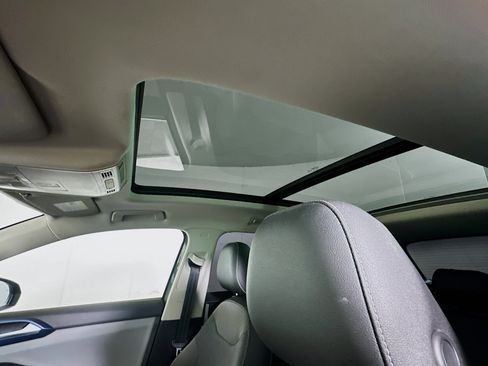 Used 2022 Volkswagen Taos SE w/ Panoramic Sunroof Package FWD image 27