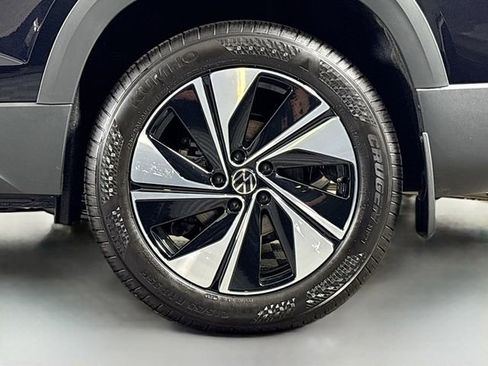 New 2025 Volkswagen Taos SE image 31