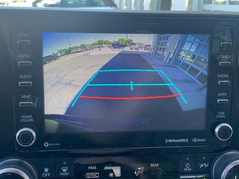 Used 2022 Toyota Highlander XLE AWD/4WD image 15