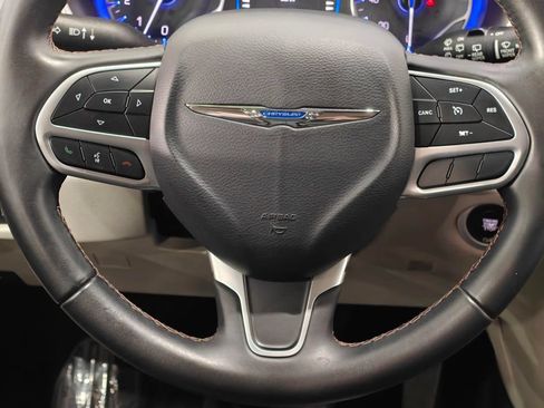 Used 2017 Chrysler Pacifica Touring-L FWD image 5