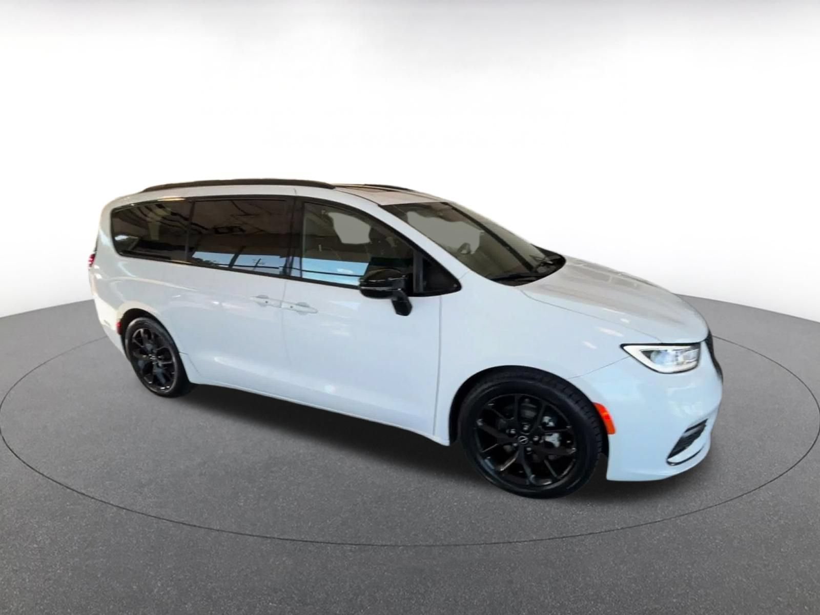 Used 2025 Chrysler Pacifica Limited FWD image 2