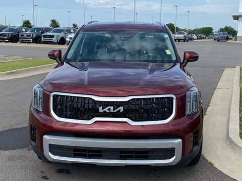 Used 2023 Kia Telluride EX w/ EX Captain's Chair Package FWD image 2