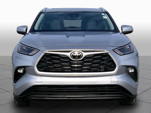Used 2022 Toyota Highlander XLE FWD image 4