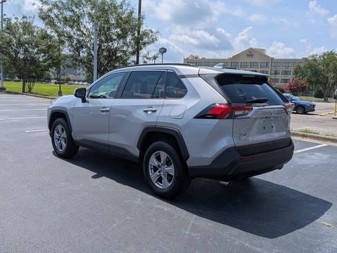 Used 2022 Toyota RAV4 XLE w/ Convenience Package FWD image 5