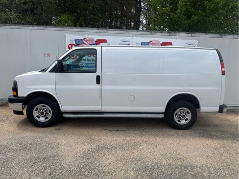 Used 2023 GMC Savana 2500 w/ Driver Convenience Package image 6