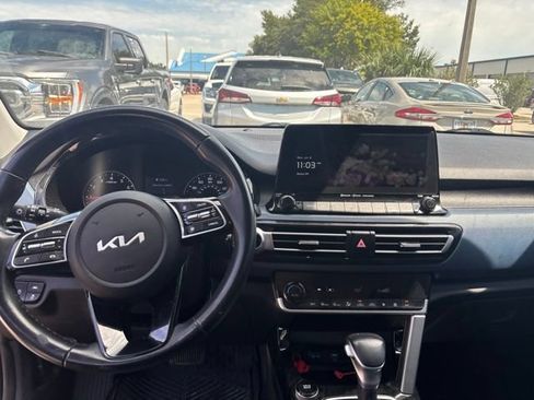 Used 2023 Kia Seltos S w/ Navigation Package FWD image 11