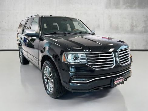 Used 2017 Lincoln Navigator Select image 3