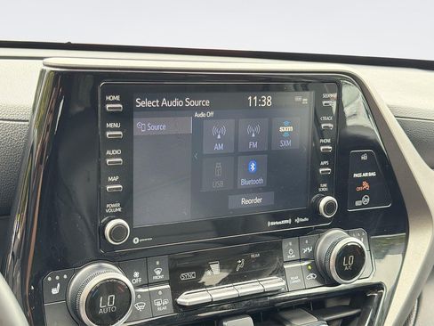 Used 2021 Toyota Highlander XLE AWD/4WD image 15