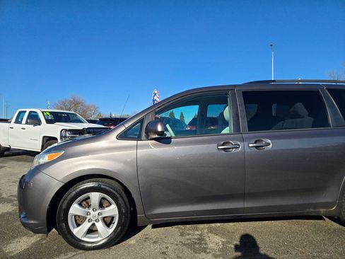 Used 2013 Toyota Sienna LE image 2