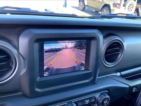 Certified 2023 Jeep Gladiator Willys image 27