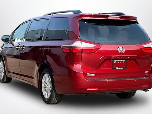 Used 2017 Toyota Sienna XLE w/ XLE Navigation Package FWD image 4