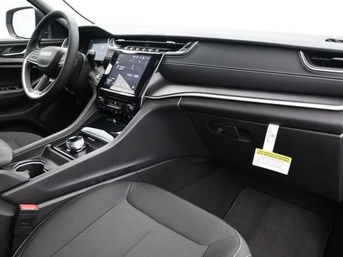 Used 2024 Jeep Grand Cherokee Laredo X image 10