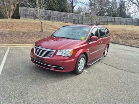 Used 2014 Chrysler Town & Country Touring image 3