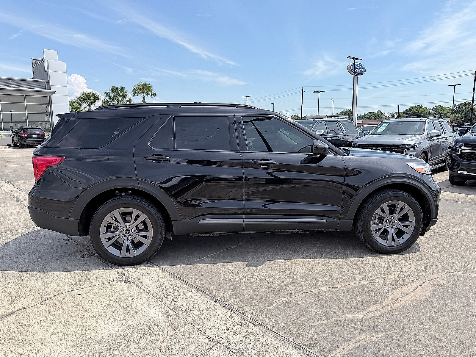 Used 2022 Ford Explorer XLT w/ Equipment Group 202A AWD/4WD image 8