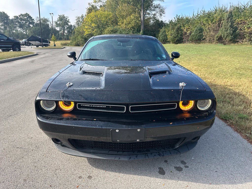 Used 2015 Dodge Challenger SXT RWD image 2