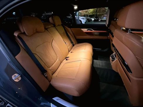 Used 2022 BMW 750i xDrive w/ Executive Package image 20